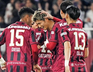 神戸－Ｇ大阪　前半、先制弾を決めて仲間に囲まれる神戸の小松＝１８日夜、神戸市兵庫区御崎町１、ノエビアスタジアム神戸（撮影・大田将之）