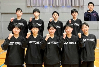 バドミントンの全日本中学生選手権で飛躍を期す兵庫のメンバー（提供）