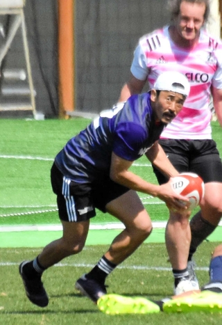 先発出場に向け、練習に汗を流すリーグワン１部神戸のＳＨ日和佐篤（手前）＝神戸市東灘区のチームグラウンド