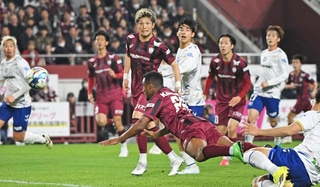 神戸－Ｇ大阪　後半、頭で同点弾を決める神戸のジェアンパトリッキ（中央手前）＝撮影・大田将之