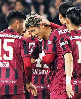 Ｇ大阪戦で先制点を決め、仲間に囲まれる神戸の小松（中央）＝１８日、ノエビアスタジアム神戸（撮影・大田将之）