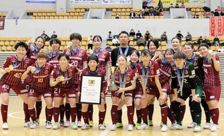 フットサルの全日本女子選手権を制して２冠を決めたＳＷＨレディース西宮の選手ら＝２月２３日、北海道釧路市（チーム提供）
