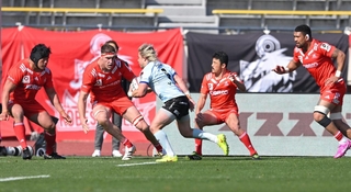 神戸-横浜　前半、守備に追われる神戸の選手たち（撮影・大田将之）