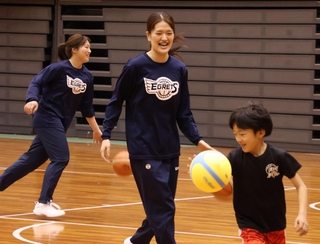 子どもたちと交流するイーグレッツの仲谷（中央）、若林（左）ら＝グリーンアリーナ神戸