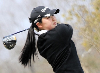 最終日、１３番でティーショットを放つ滝川第二の福田美来