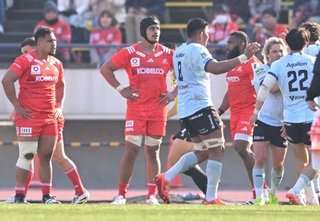 神戸-横浜　後半、逆転されて消沈する神戸の選手たち（撮影・大田将之） 