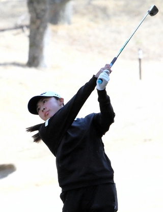 優勝した本村紅音（宝塚中）＝三木ゴルフ倶楽部