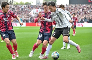 Ｃ大阪-神戸　前半、相手選手に囲まれながらも懸命にボールをキープする神戸の広瀬（２３）＝２２日、大阪市東住吉区のヨドコウ桜スタジアム（撮影・斎藤雅志）