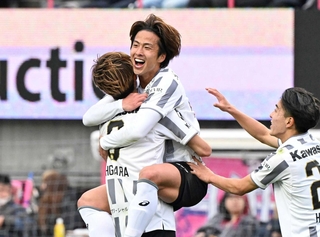 Ｃ大阪-神戸　後半、同点のゴールを決めて喜ぶ神戸の日高（中央）＝撮影・斎藤雅志