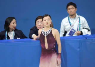 ミラノ・コルティナ冬季五輪で（奥左から）グレアム充子コーチ、中野園子コーチ、渡部文緒トレーナーに見送られ、リンク中央へ向かう坂本花織＝２月１９日、ミラノ