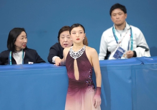 ミラノ・コルティナ冬季五輪で（奥左から）グレアム充子コーチ、中野園子コーチ、渡部文緒トレーナーに見送られ、リンク中央へ向かう坂本花織＝２月１９日、ミラノ