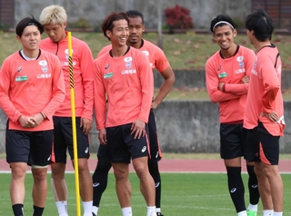 成長を遂げた神戸の日高（左から３人目）を先輩として支えてきた佐々木（右から２人目）＝１月１９日、沖縄県西原町