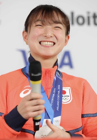 ミラノ・コルティナ五輪で銀メダルから一夜明けた感想を語る坂本花織＝２月２０日、ミラノ