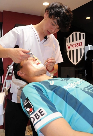 ヴィッセル神戸のクラブ仕様になった院内で歯を診てもらうＧＫ前川（手前）＝神戸市中央区琴ノ緒町５