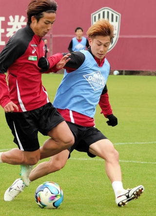 ３２歳の誕生日に精力的に練習に励む神戸の井出（右）。左は日高＝いぶきの森球技場