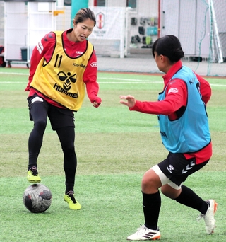 代表活動から戻り、チームに合流したＩＮＡＣ神戸の成宮＝神戸市東灘区向洋町中７、神戸レディースフットボールセンター