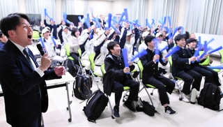 全国選抜ラグビー大会で、神戸高の選手がトライを決めて喜ぶ生徒や教諭、ＯＢら＝神戸市灘区