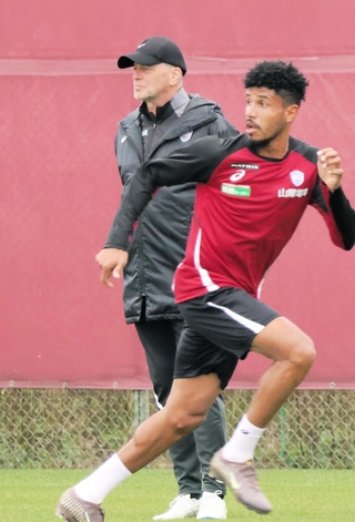 古巣との初対戦を前に、選手のプレーを見守る神戸のスキッベ監督（奥）。手前は貢献を誓うジエゴ＝２５日、いぶきの森球技場