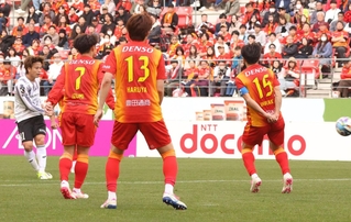 名古屋－神戸　後半４３分、左足で３点目となるミドルシュートを決めた神戸の永戸（左端）＝豊田スタジアム