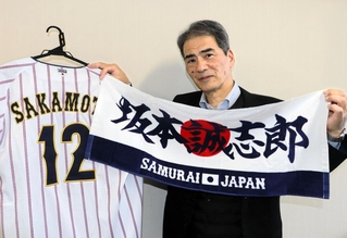 侍ジャパンの坂本誠志郎捕手にエールを送る父龍二さん＝養父市八鹿町八鹿