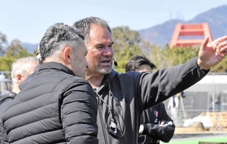 練習を見ながら話をするリーグワン１部神戸のデイブ・レニー・ヘッドコーチ（中央）＝神戸市東灘区のチームグラウンド