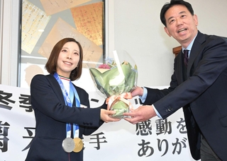 宝塚市の森臨太郎市長（右）から花束を受け取る三浦璃来（撮影・大田将之）