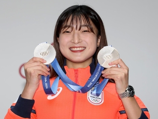 ミラノ五輪で獲得したメダルを手に笑顔を見せる坂本花織＝７日午後、大阪市中央区（撮影・中田匡峻）