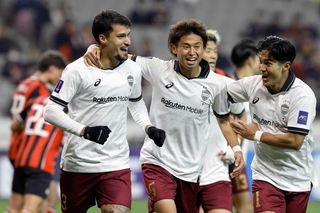 神戸－ＦＣソウル　前半、先制ゴールを決め、喜ぶ神戸・トゥーレル（左）（ゲッティ＝共同）