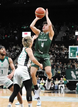 神戸－横浜ＥＸ　第３クオーター、シュートを放つ神戸の寺園（４）