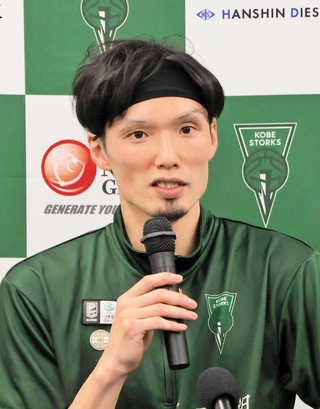 引退会見でチーム一筋１５年の競技人生を振り返る神戸の谷直樹＝ジーライオンアリーナ神戸