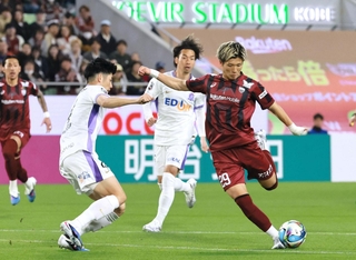 神戸-広島　前半、シュートを打つ小松（右）＝ノエビアスタジアム神戸（撮影・鈴木雅之）