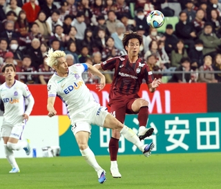 神戸-広島　前半、ゴール前で相手選手と競り合う神戸の日高（右）＝ノエビアスタジアム神戸（撮影・鈴木雅之）