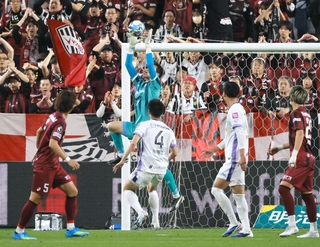 神戸-広島　前半、ゴール前の浮き球をキャッチする神戸の前川（中央奥）＝ノエビアスタジアム神戸（撮影・鈴木雅之）