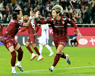 神戸-広島　後半、勝ち越しゴールを決めて喜ぶ神戸の大迫（右）＝ノエビアスタジアム神戸（撮影・鈴木雅之）