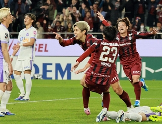 神戸-広島　後半追加タイム、勝ち越しゴールを決めて喜ぶ神戸の大迫（中央）＝撮影・鈴木雅之