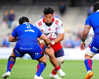 静岡-神戸　前半、突進する神戸のプロップ具智元（中央）＝©　ＫＯＢＥ　ＳＴＥＥＬ，　ＬＴＤ．