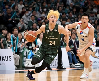 神戸-福岡　第２クオーター、攻め込む神戸の中島（２４）＝ジーライオンアリーナ神戸（撮影・大田将之）