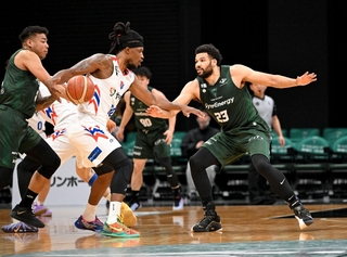 神戸-福岡　第２クオーター、福岡の攻撃の前に神戸のチャイルズ（右）が立ちはだかる＝ジーライオンアリーナ神戸（撮影・大田将之）