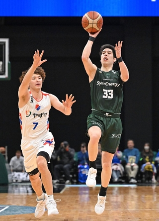 神戸-福岡　第２クオーターの終了間際、神戸の笹倉（３３）がシュートを決める＝ジーライオンアリーナ神戸（撮影・大田将之）