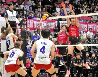 姫路－刈谷　第５セット、相手の強打に苦しみながら応戦する姫路の大島（８）とトドロヴァ（７）＝姫路市、ヴィクトリーナ・ウインク体育館