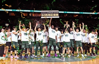 西地区優勝を決め、歓喜する神戸の選手たち（撮影・大田将之）