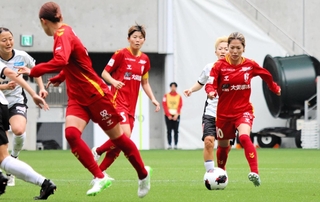 ＩＮＡＣ神戸-千葉　前半、ドリブルで仕掛けるＩＮＡＣ神戸の成宮（右）