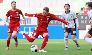 ＩＮＡＣ神戸-千葉　後半、３点目となるシュートを放つＩＮＡＣ神戸の吉田（９）＝ノエビアスタジアム神戸