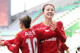 ＩＮＡＣ神戸-千葉　後半、２点目を決めた成宮を祝福するＩＮＡＣ神戸の吉田（右）＝ノエビアスタジアム神戸