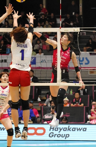 姫路-刈谷　先発起用に応えて攻守に貢献した姫路の渡辺（右）。左端は後方で支えた福留