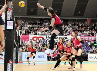 姫路－刈谷　第２セット、先発起用に応え、力強くスパイクを放つ姫路の渡辺（手前中央）＝姫路市、ヴィクトリーナ・ウインク体育館