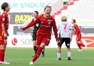 ＩＮＡＣ神戸－千葉　後半、３点目を決めて喜ぶＩＮＡＣ神戸の吉田（中央）