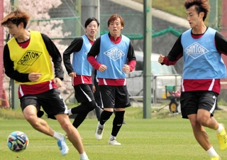 神戸の全体練習に合流し、アピールを狙う満田（右から２人目）＝いぶきの森球技場