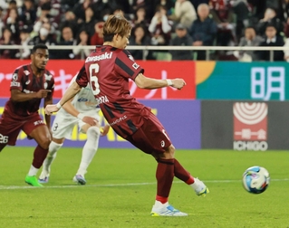 神戸－広島　後半、同点のＰＫを決める扇原＝ノエビアスタジアム神戸（撮影・鈴木雅之）