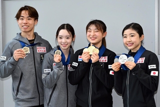 メダルを手にほほ笑むフィギュアスケートの（右から）千葉百音選手、坂本花織選手、長岡柚奈選手、森口澄士選手＝３月３１日午後、大阪府泉佐野市の関西空港（撮影・大田将之）